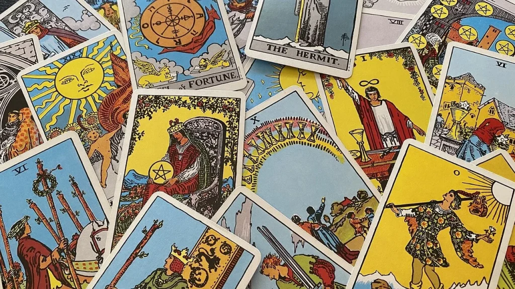 Tarot falına bakan kişinin mutlaka “medyum” ya da “psişik” olması mı gerekir?