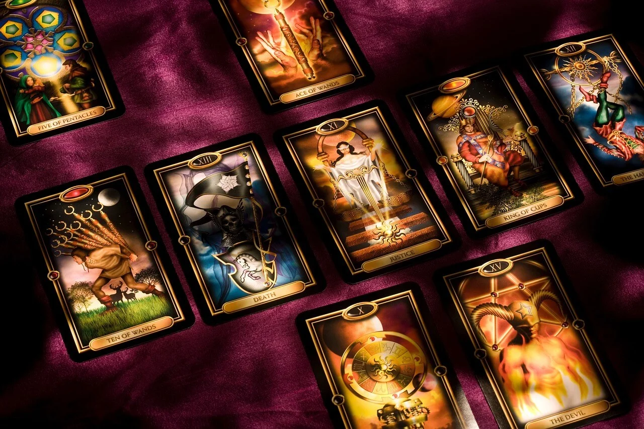 Tarot destesi kaç karttan oluşur ve bu kartlar hangi gruplara ayrılır?