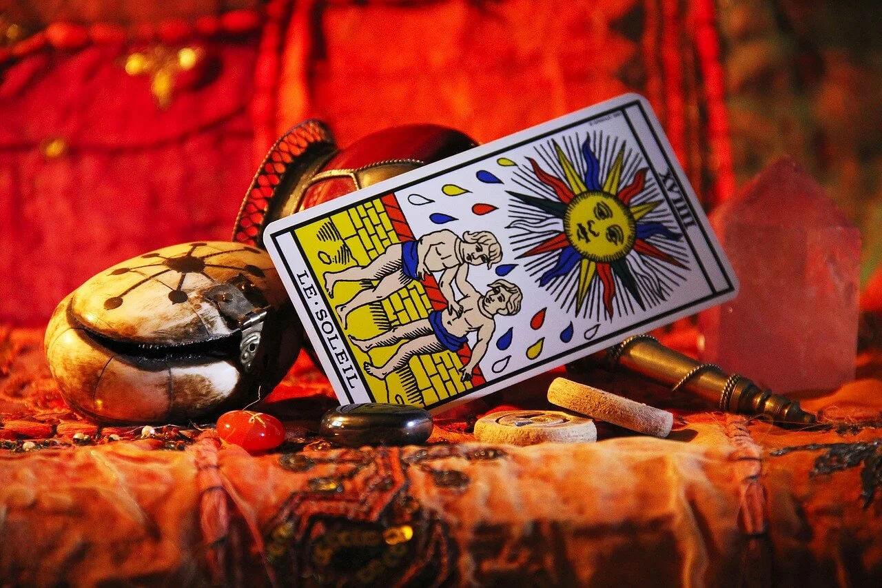 Tarot falına bakan kişinin mutlaka “medyum” ya da “psişik” olması mı gerekir?